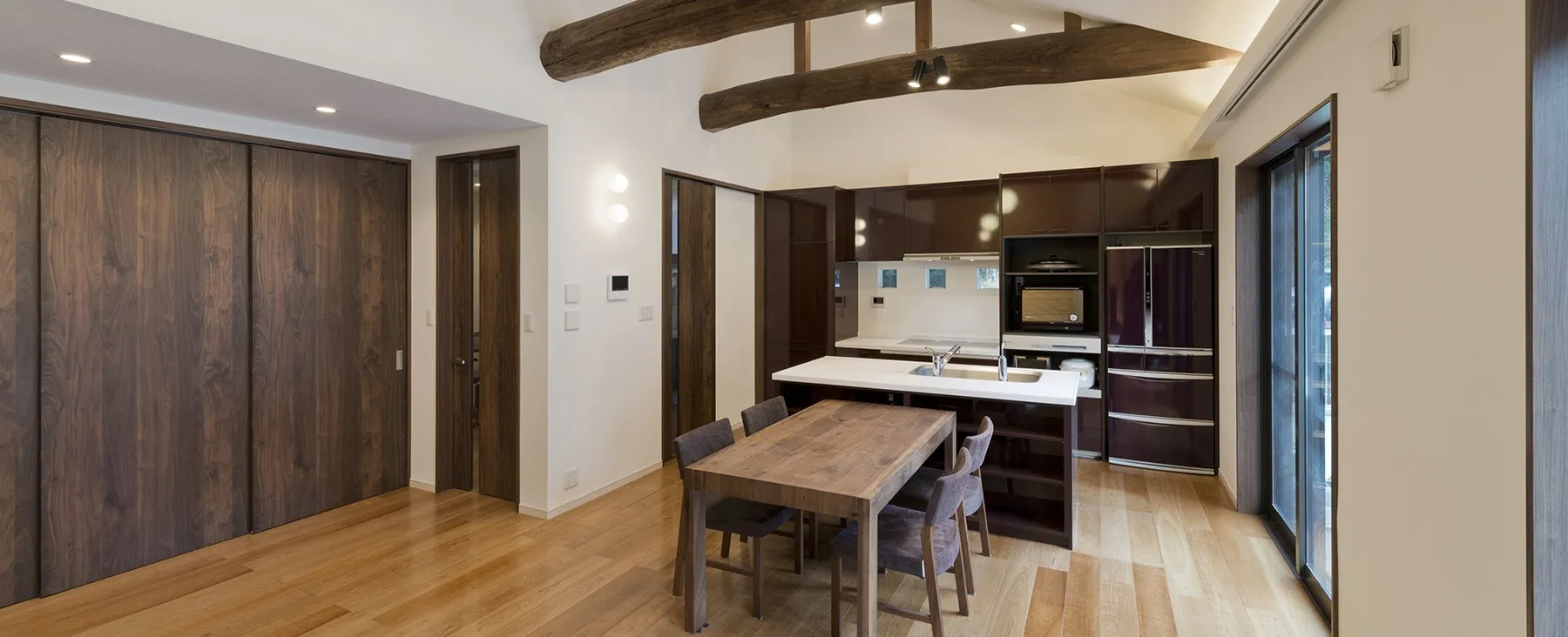 丸太梁の映える大空間LDK<br>京都府木津川市・新築