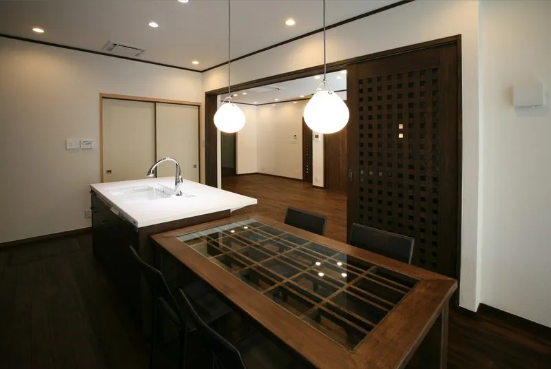 ショコラウッド色のダイニング