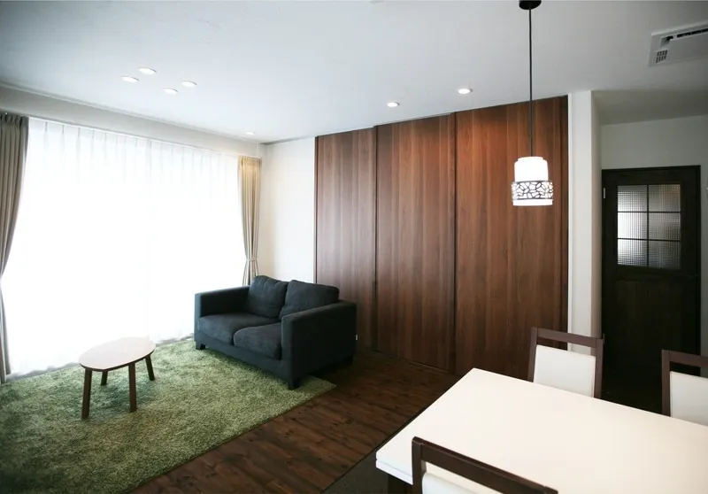 天井までの仕切り戸が印象的なリビング