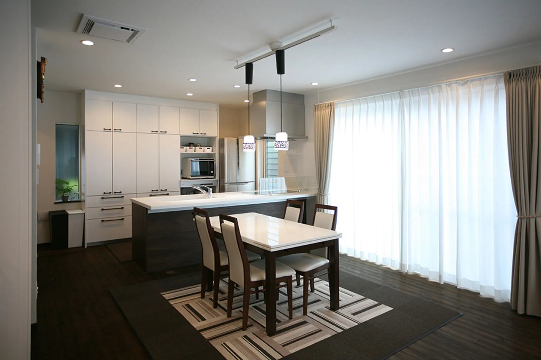 和を取り入れた明るく開放的なモダン住宅<br width=