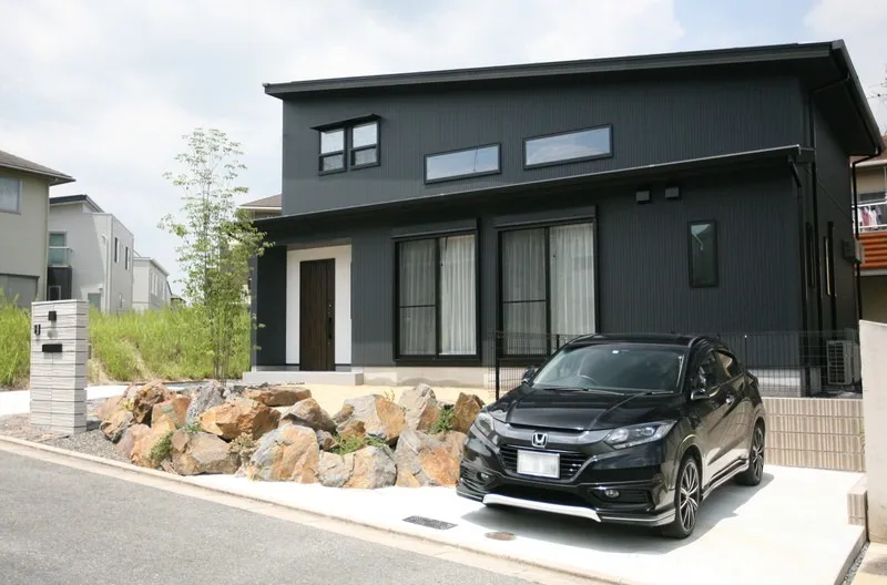 黒を基調とした外観