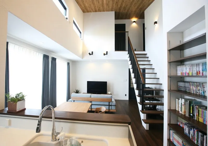 南向き×吹抜け×勾配天井のLDK