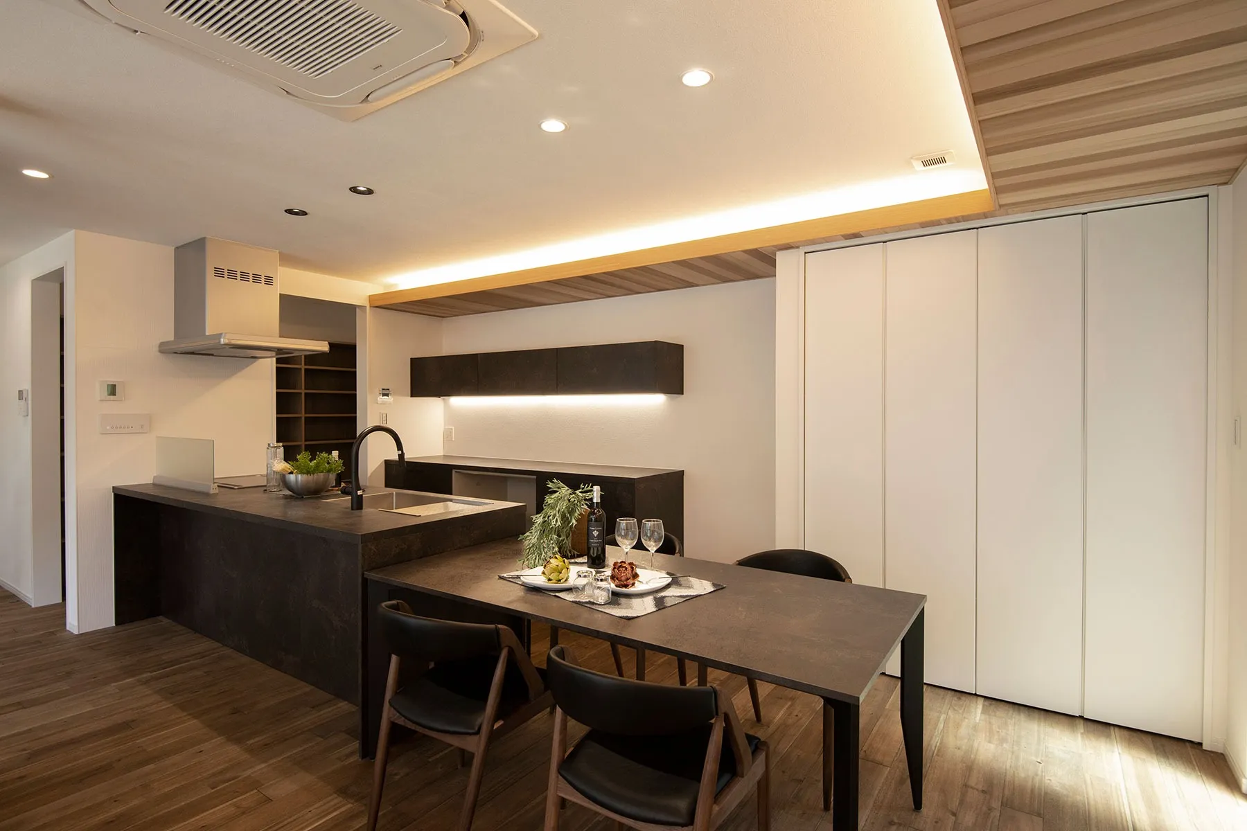 白を基調とした、高級感のあるくつろぎのLDK<br width=