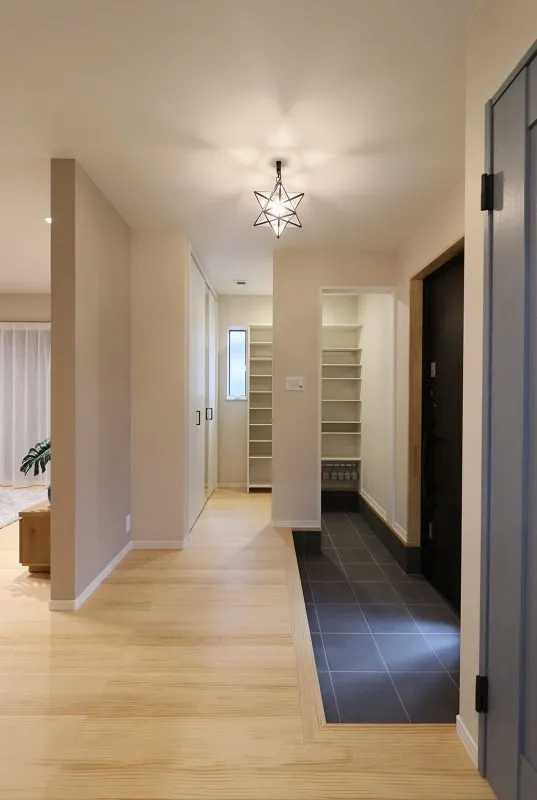 収納たっぷり玄関ホール