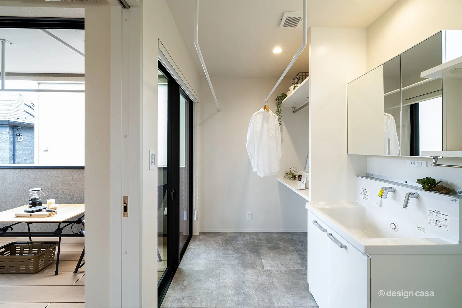 インナーバルコニーに続くランドリールーム