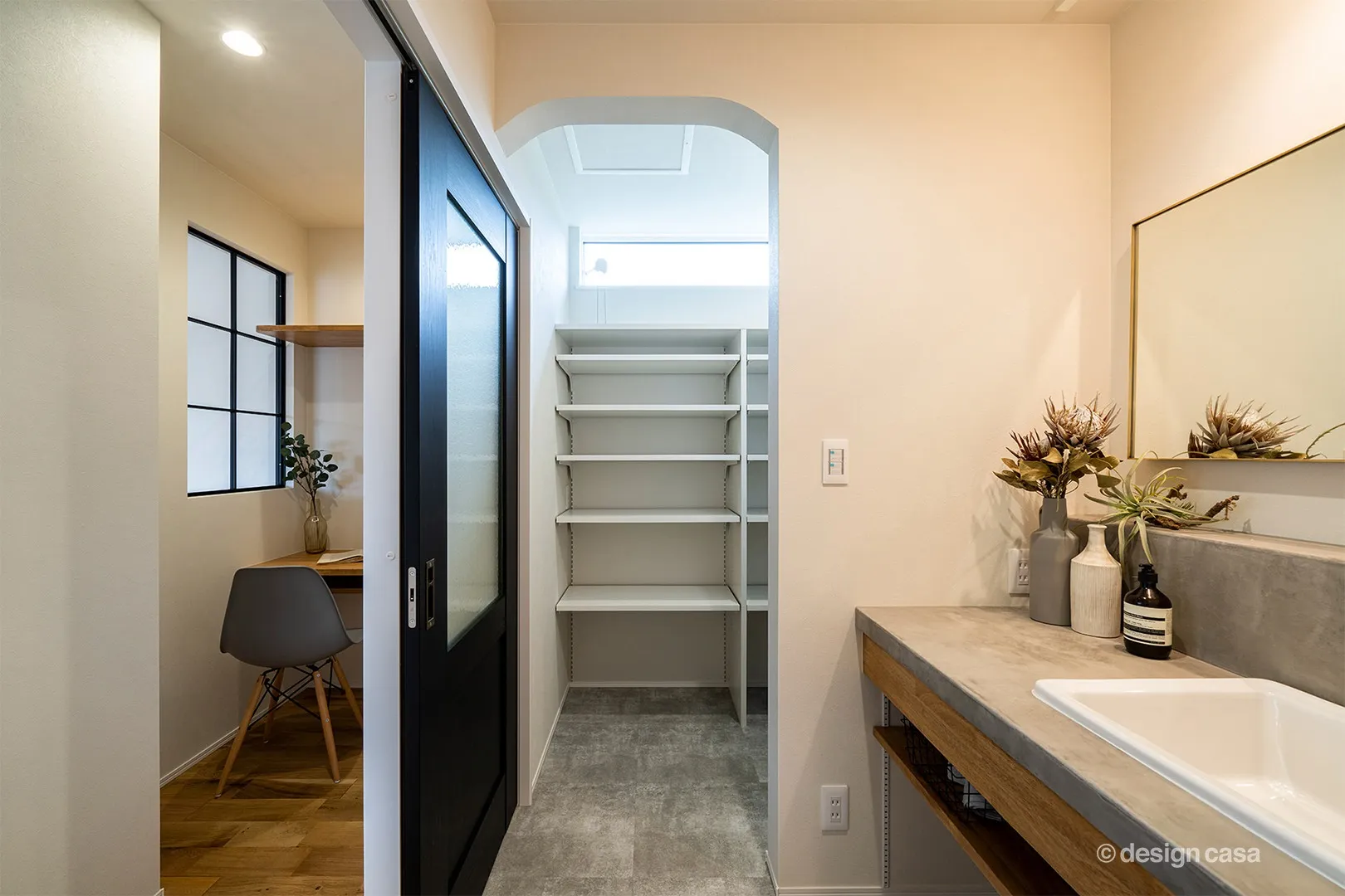 洗面ルームと隣り合わせの可動棚付き収納スペース