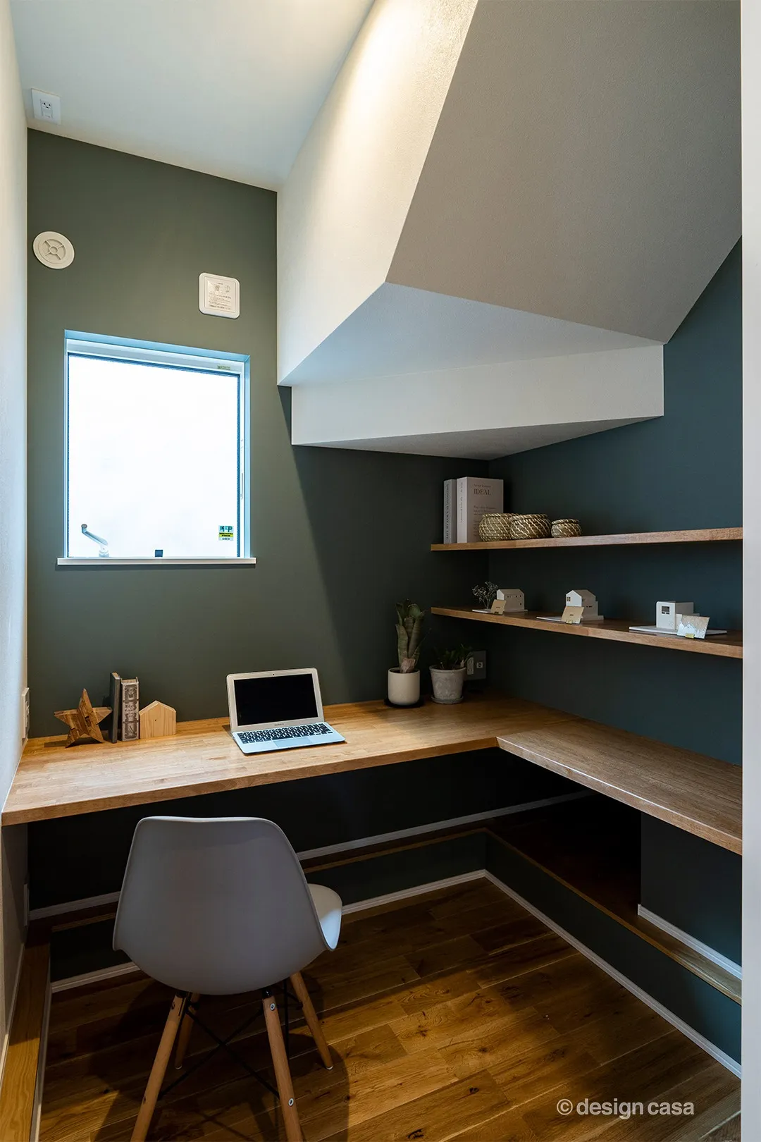 階段下を活用したワークスペース