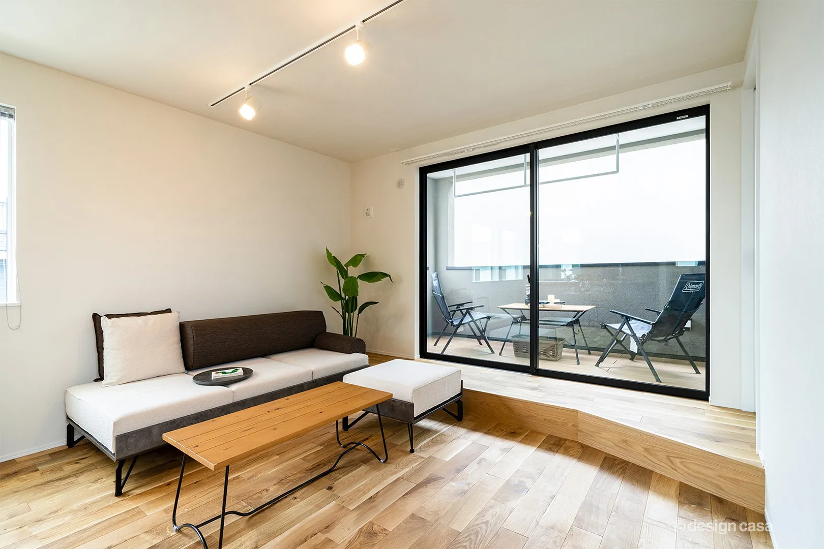 リビングからすぐにバルコニーへとアクセスできる、くつろぎの空間