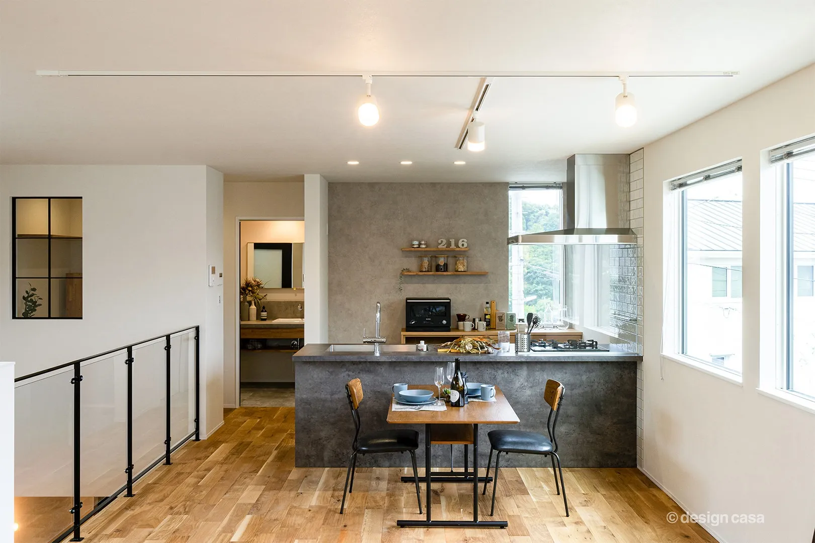 グレーやブラックを取り入れ、温かみのある中にもメリハリを効かせたキッチン