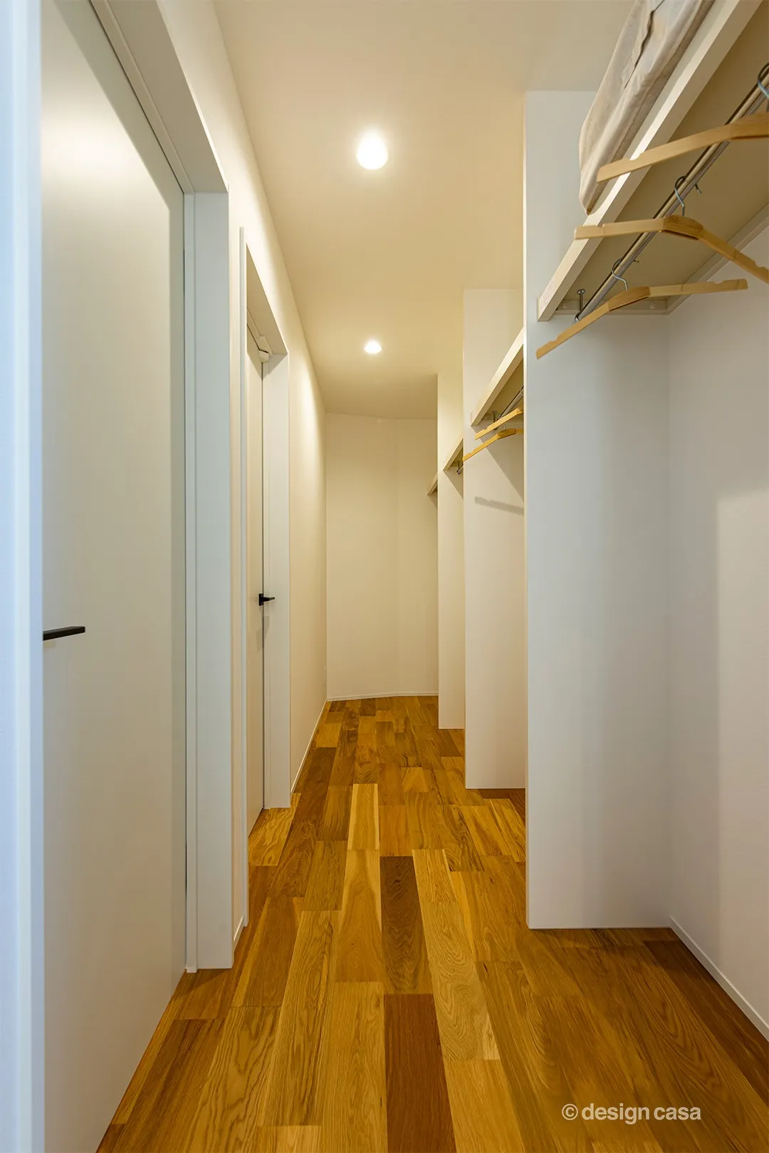 個室を挟む廊下には壁面に沿ってファミリークローゼットを設置。