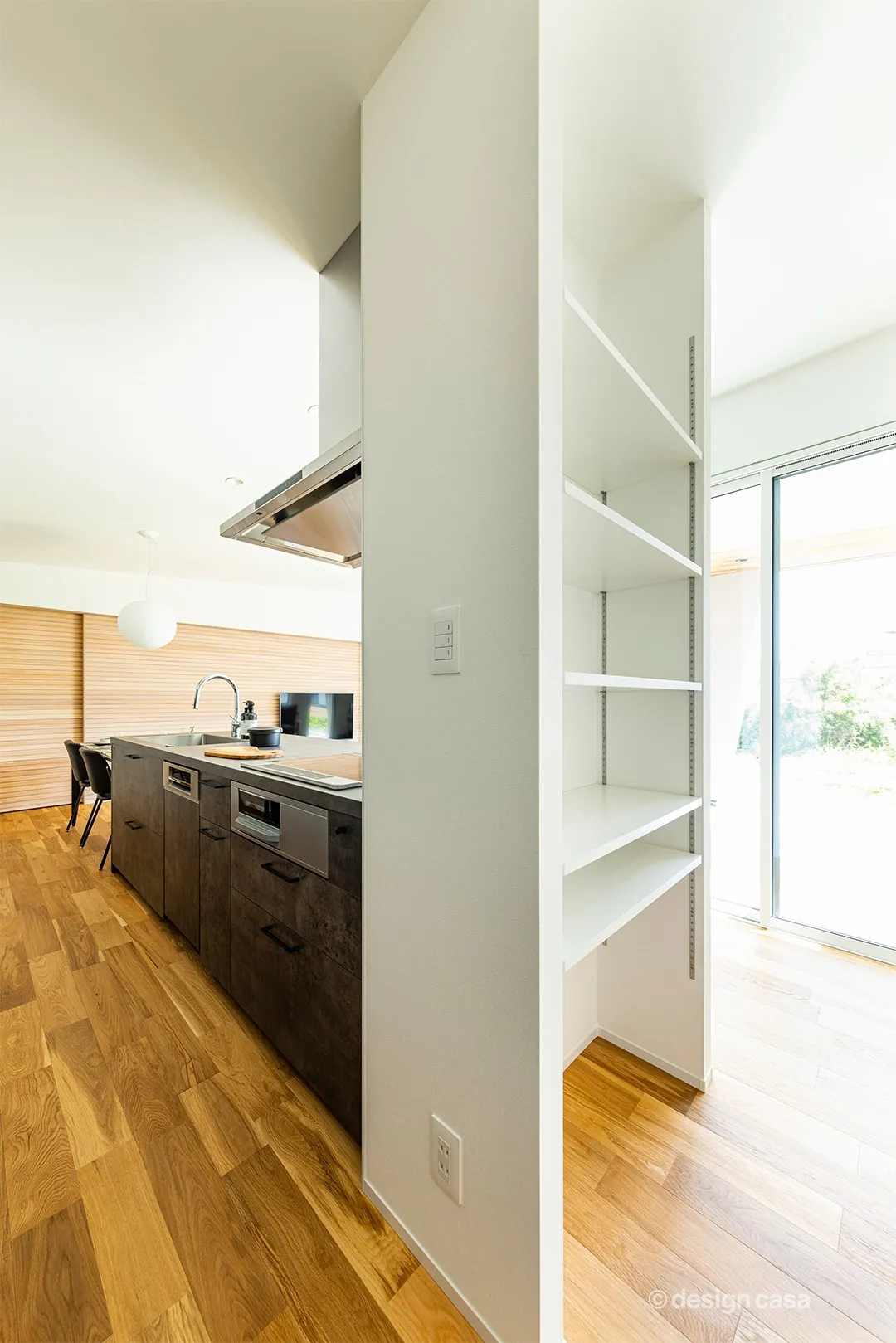 キッチン横には可動棚式のパントリー収納