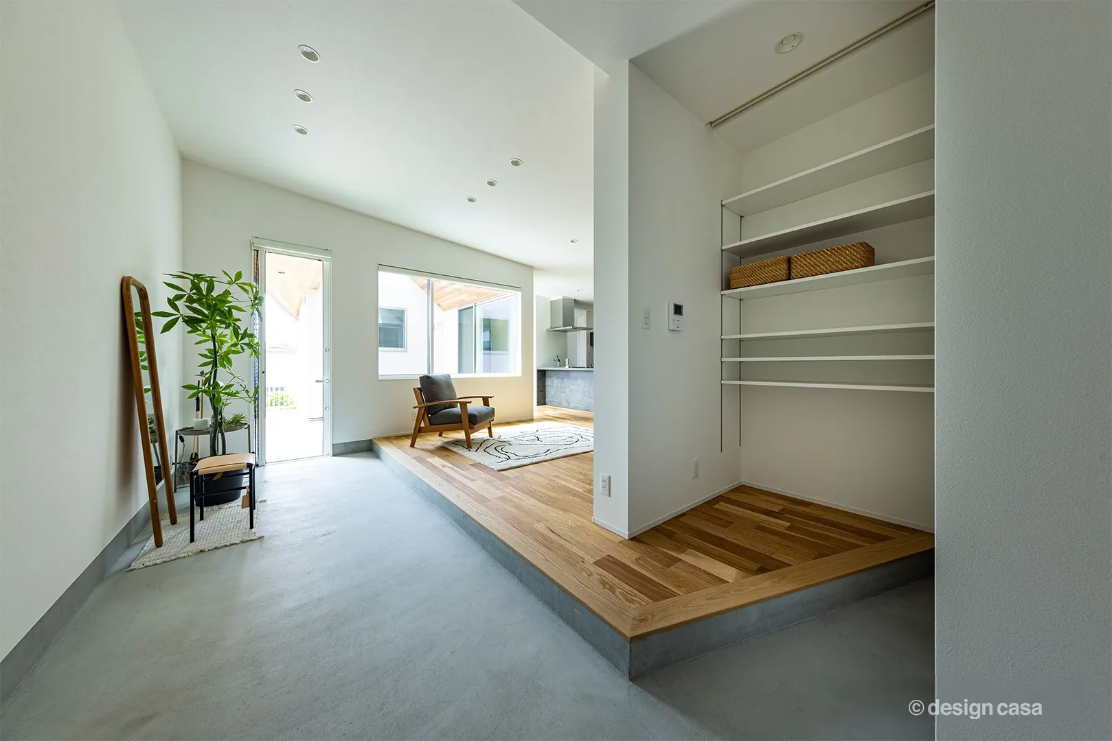 玄関から続く土間スペースはこの住まいの大きな特徴の一つです。