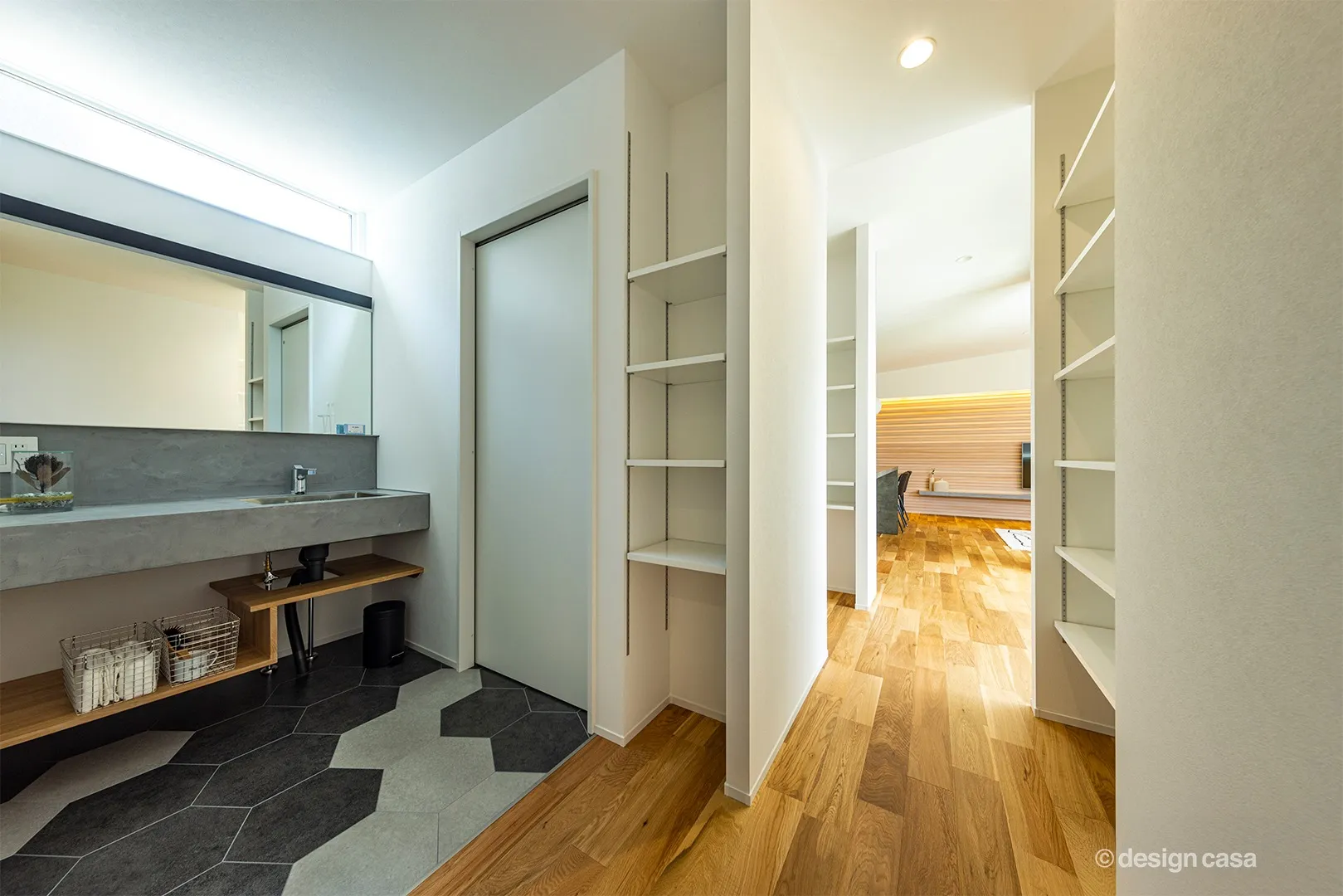 ところどころに設けられた造り付けの可動式棚で収納は充実しています。