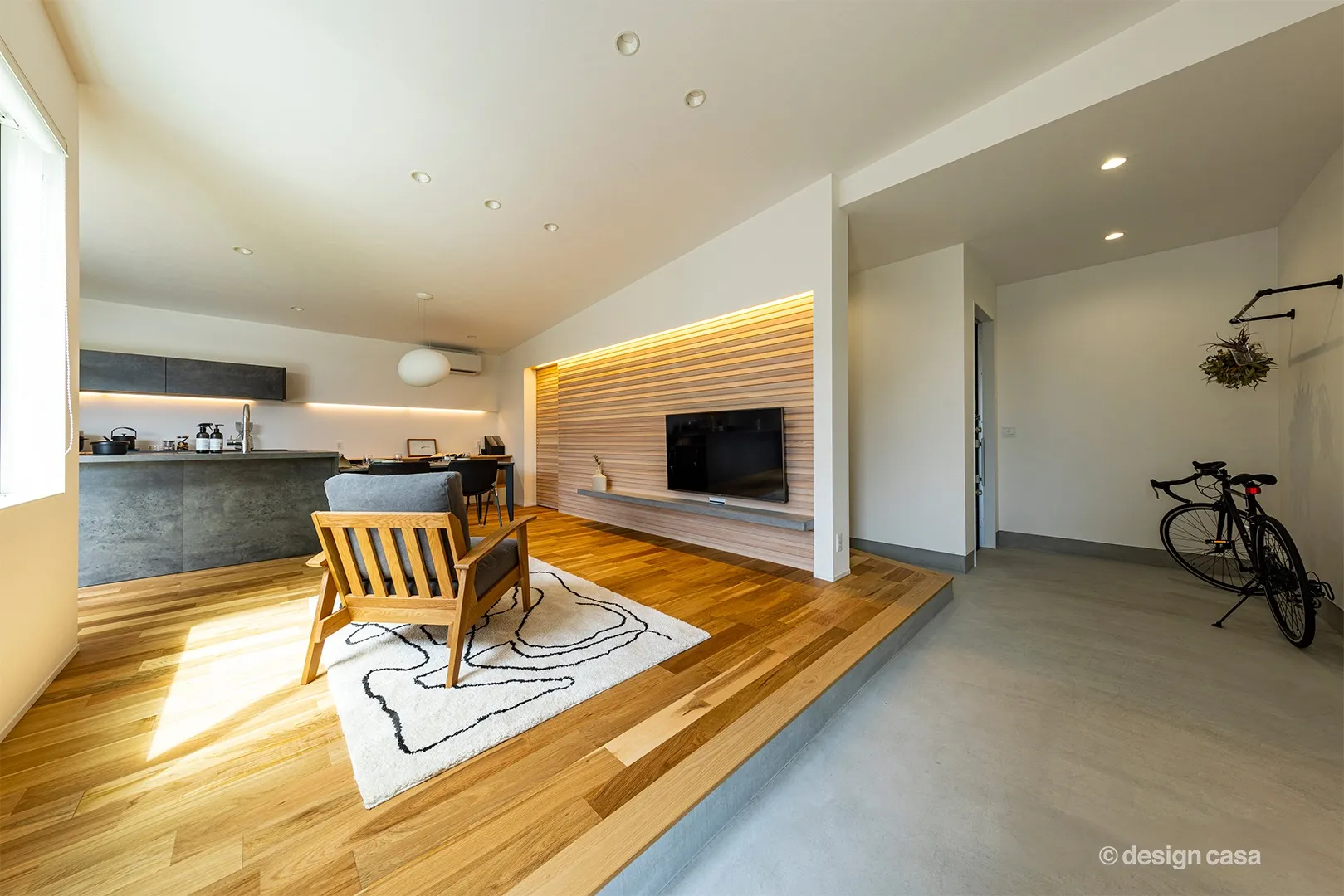 テレビ裏は引戸収納となっており、造作収納や間接照明を取り入れ、機能性とデザイン性が両立されたLDK。