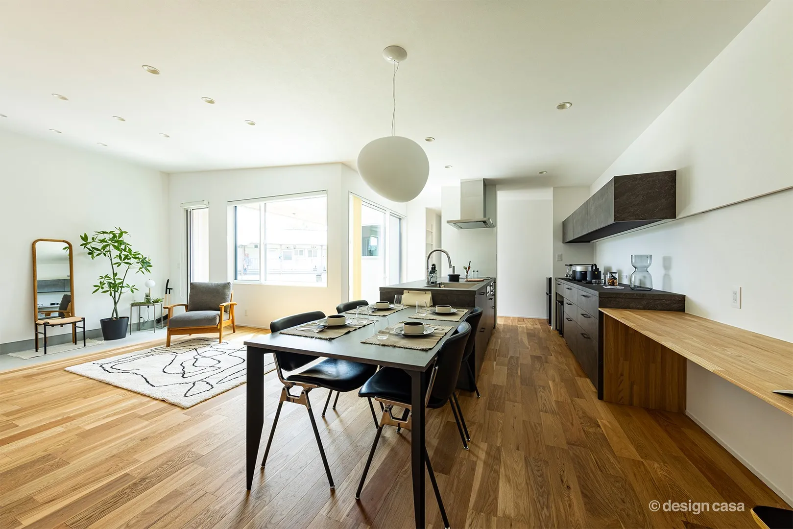 中庭からの光が心地よく広がるLDK