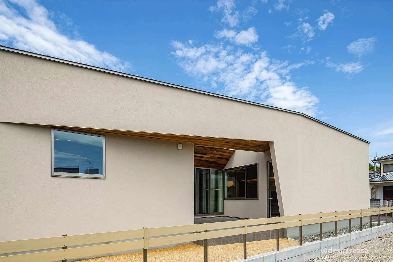 リビングの西日のカットのため斜めのついた壁をファサードの一部として配置