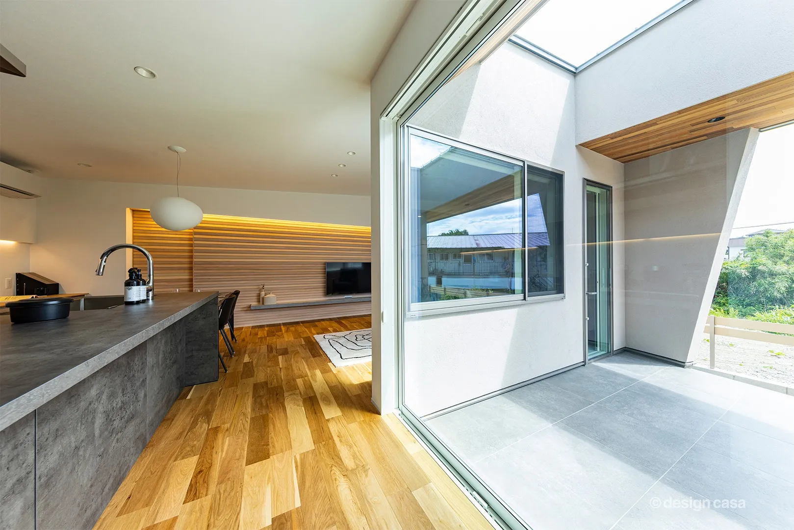 中庭に向かって大きく開いた設計のダイニングキッチン