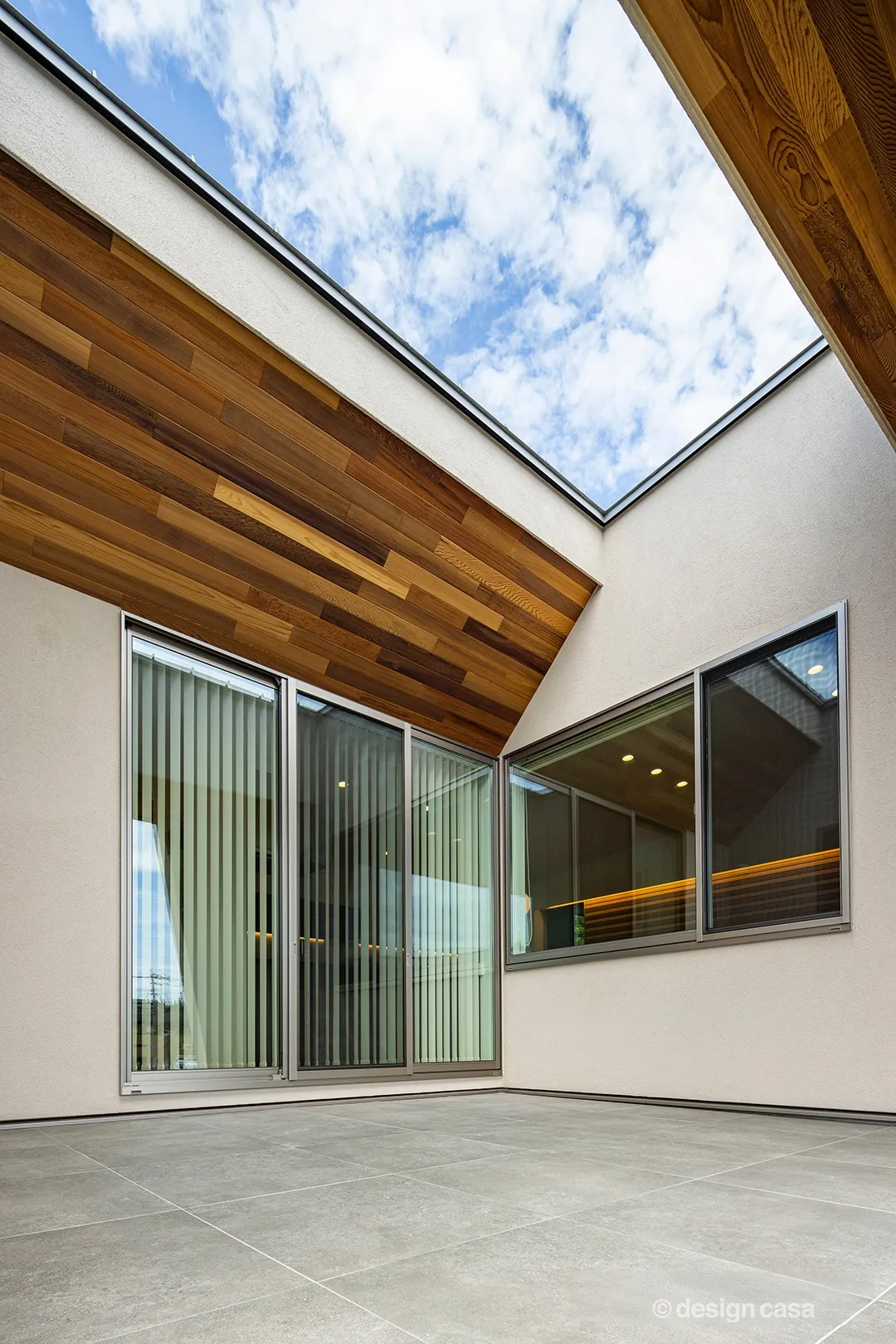 くり抜かれたような中央の中庭部分がアクセントになり、美術館のようなモダンな形状に。